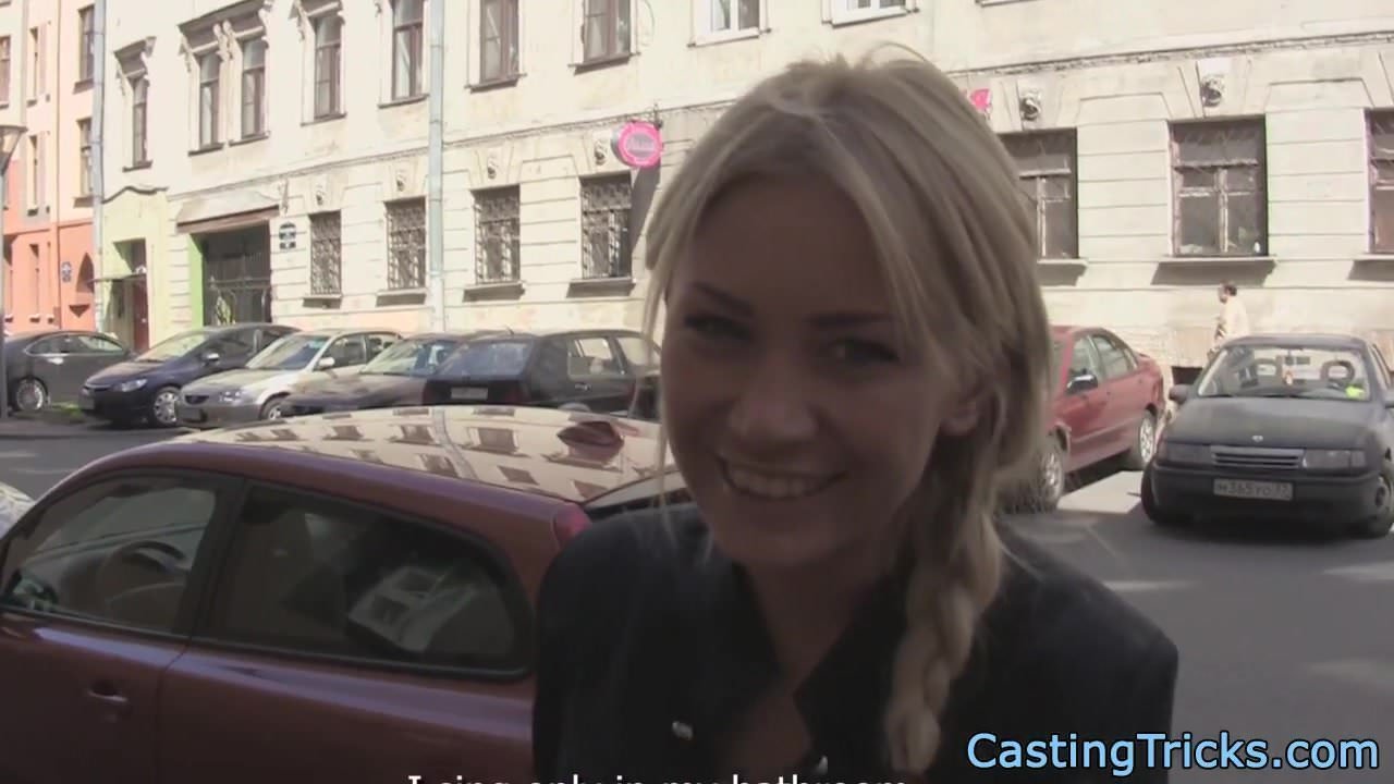 Чувак активно трахает русскую блондинку на окне в столице