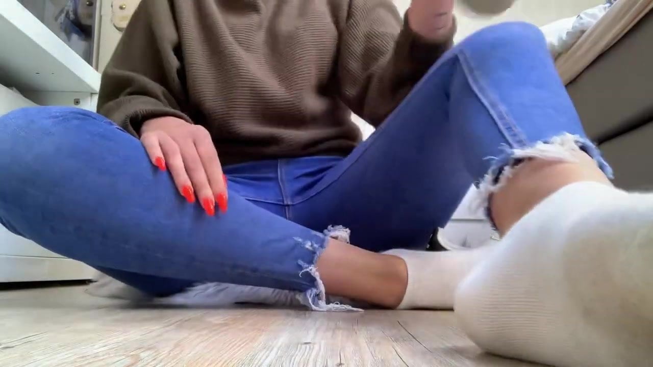 Рыжая лесбиянка вставляет руку в задницу партнерши в белых носках