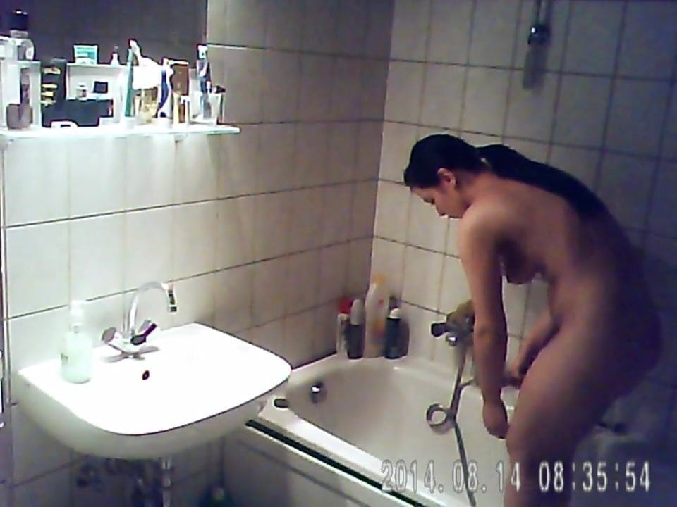 Зрелая брюнетка разделась перед домашней скрытой камерой в ванной