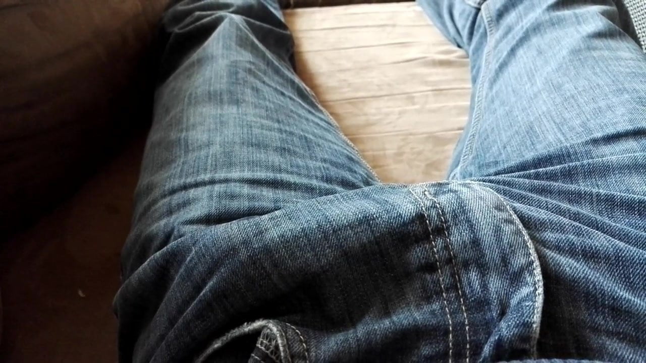 Премиум красотка от первого лица отсасывает торчащий из ширинки джинсов большой пенис