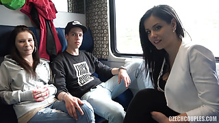 Viertal seks in een openbare trein