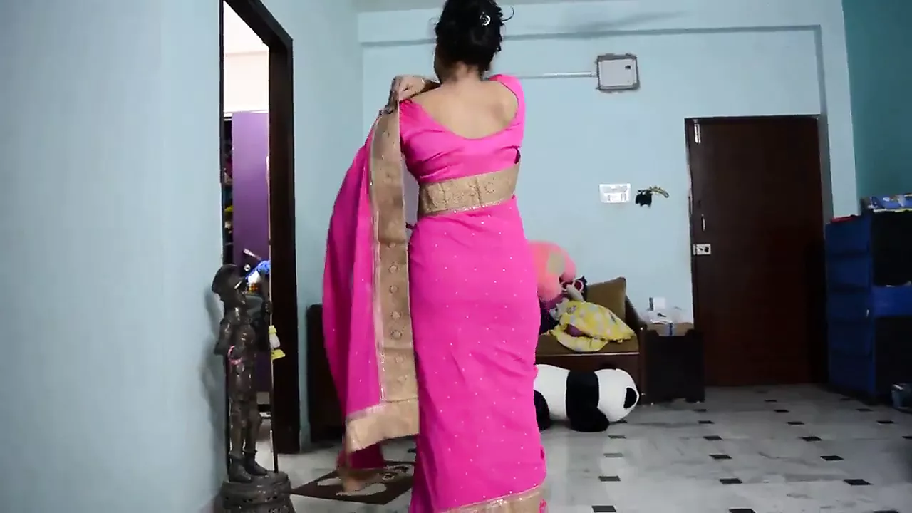 Aunty saree blouse wear video image