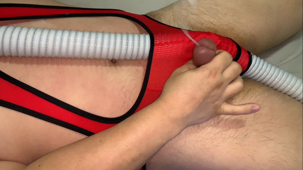 Uomo grasso che indossa lingerie rossa che strofina un piccolo pene su un tubo del vuoto e poi viene xHamster