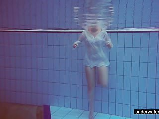 Jesssica alba bikini underwater - Cute melissa plays underwater