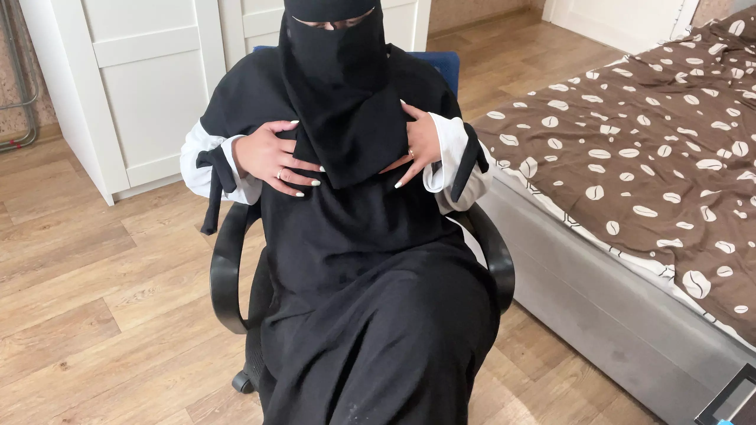amateur seducing teen desk hijab nik