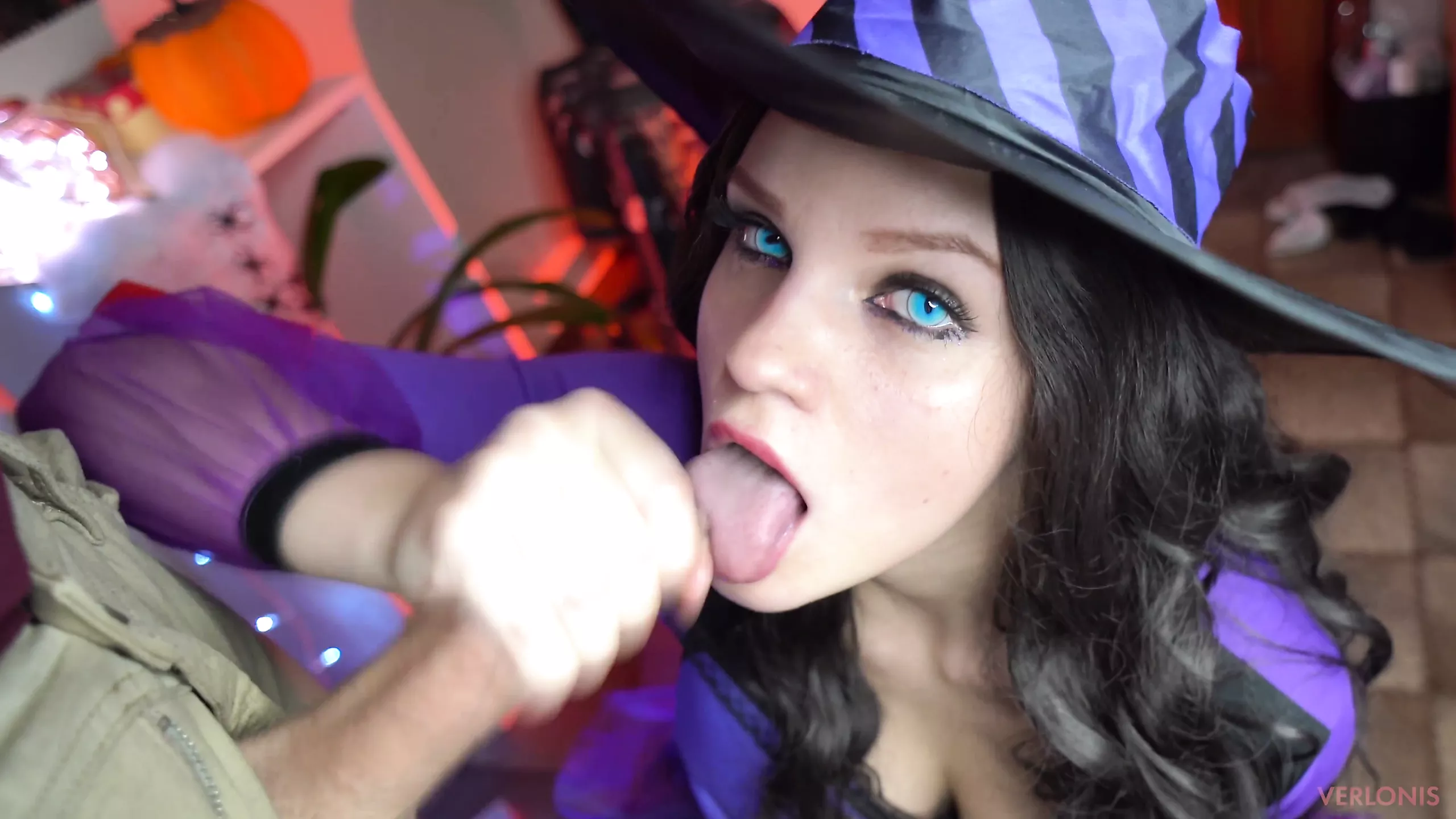 Голубоглазая дьяволица мастурбирует на Хэллоуин в привате секс чате
