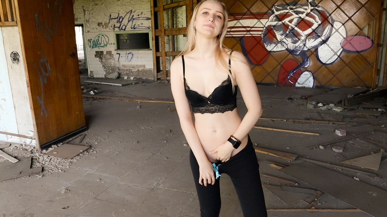 Beautiful Sex With a Schoolgirl In An Abandoned Building