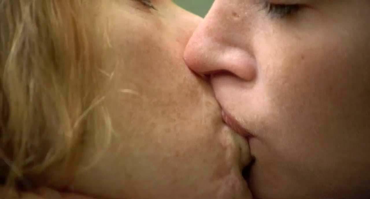 Emily blunt natalie press lesbian kiss