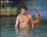 Blondie steht auf Arschficken am Pool