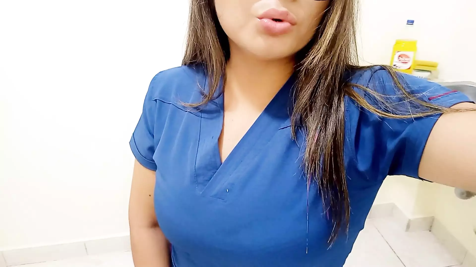 The Nurse Uses Her Bosss Office To Masturbate Live In Front Of Her Community Of Followers picture