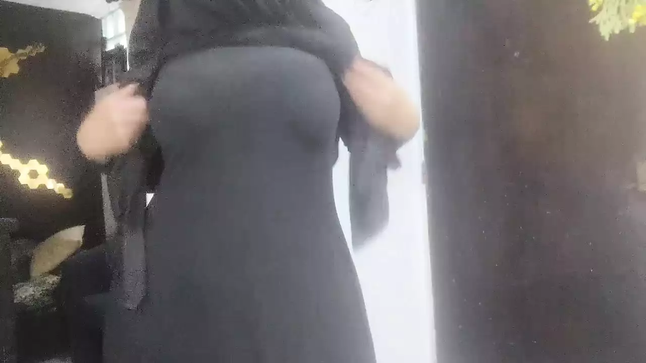Verklig kåt amatör arabisk fru sprutar på hennes niqab onanerar medan mannen ber
