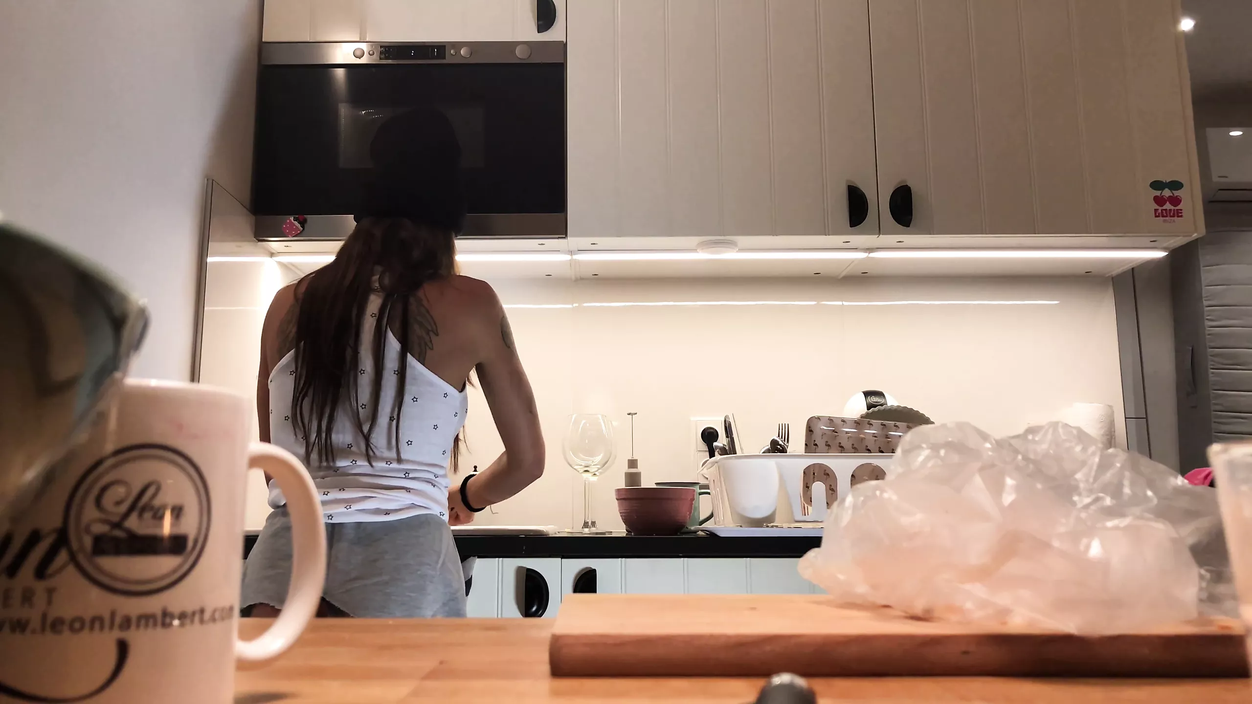 Caméra, pas de culotte, brune amateur dans la cuisine xHamster image