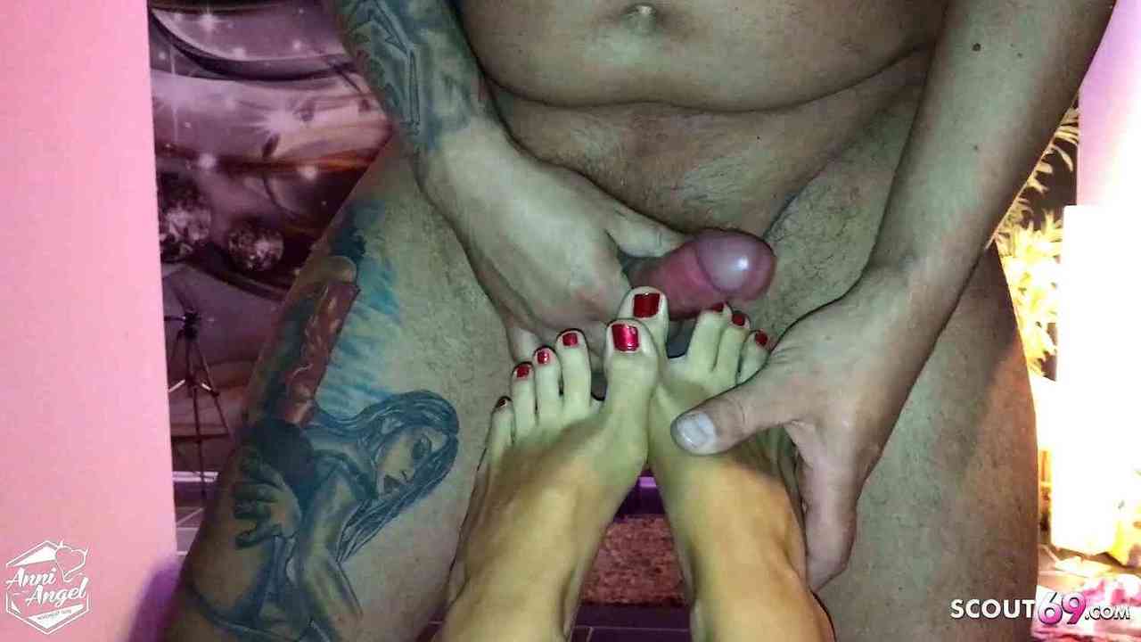 Verkliga tyska amatör tonåring par har sex med cumshot på hennes fötter xHamster billede