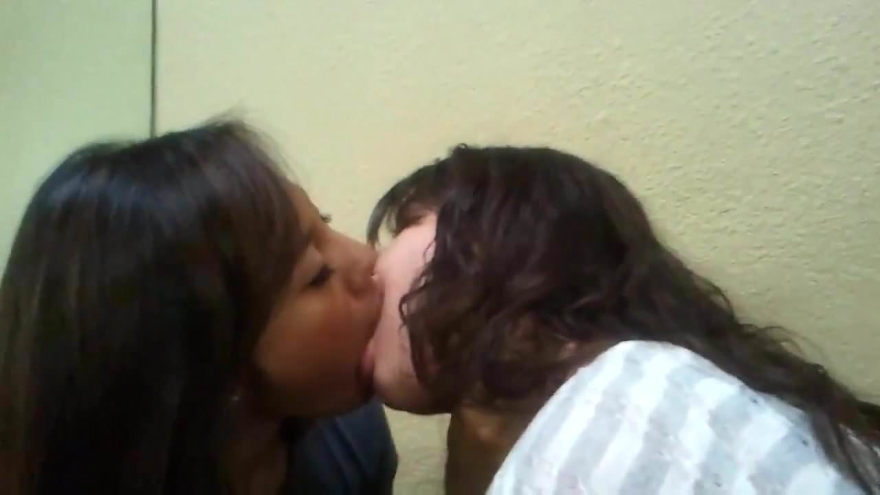 amateur girls kissing webcam