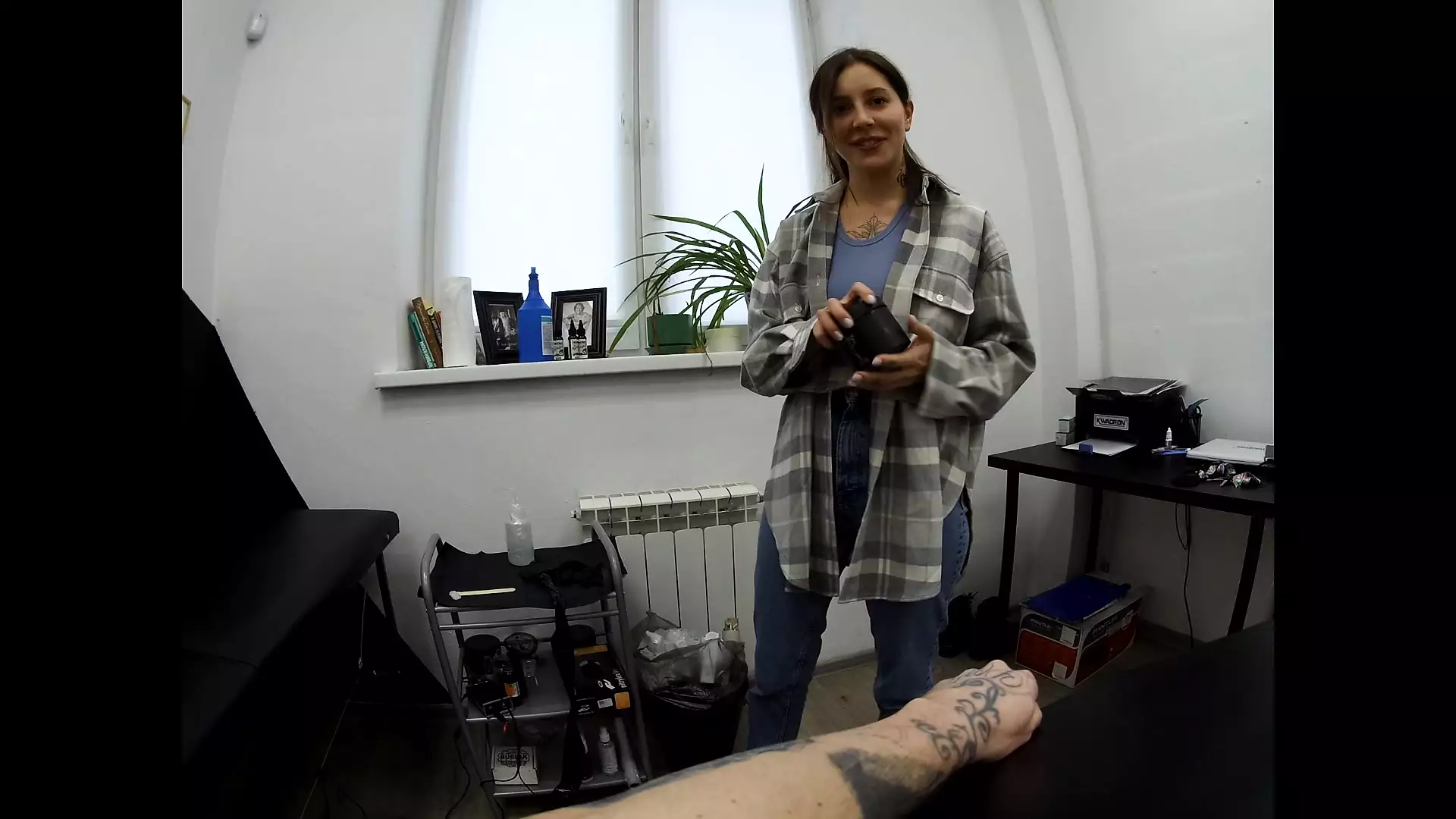 Real Sex with a tattoo artist! She fucks with clients! pic