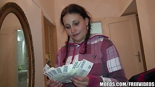 Mooie Tsjechische studente ruilt seks in voor geld