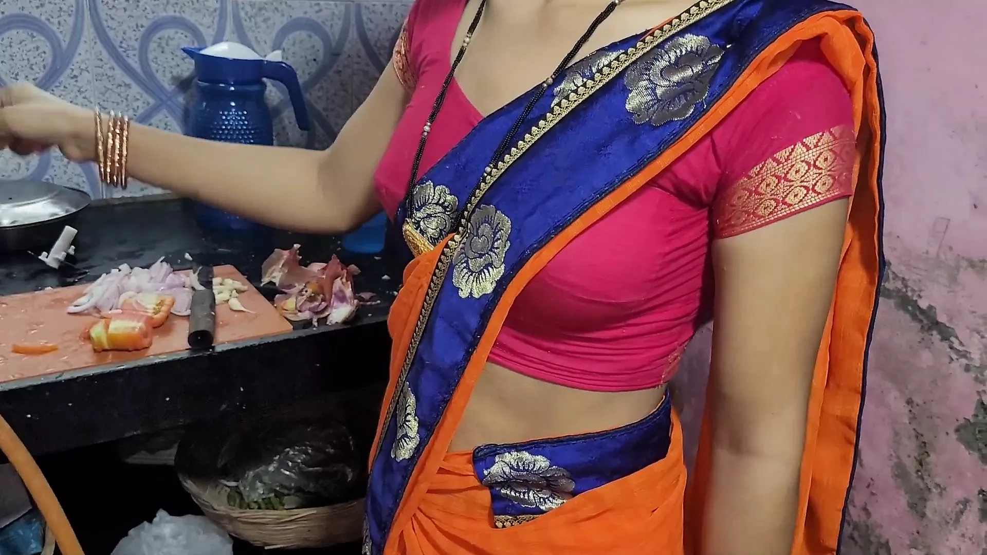 Desi Bhabhi Kitchen Me Khana Bana Rahi Thi Tabhi Devar Ne Piche Le Bhabhi  Ki | xHamster