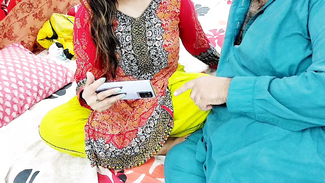 Marido y esposa reales paquistaníes viendo porno desi en el móvil, luego tienen sexo anal con audio hindi claro xHamster