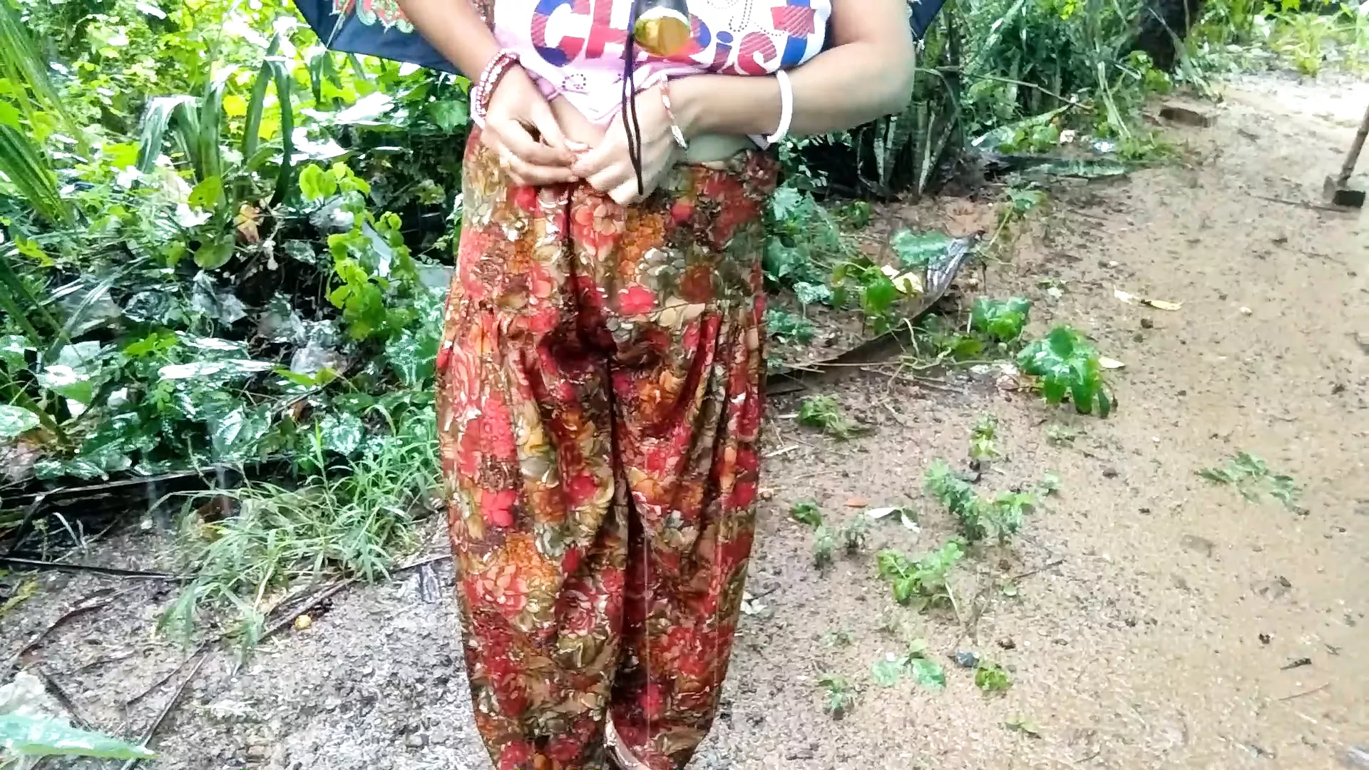 Saree Aunti Pising Videos Hidden - Desi Indian Bhabhi Outdoor Public Pissing Video Compilation | xHamster