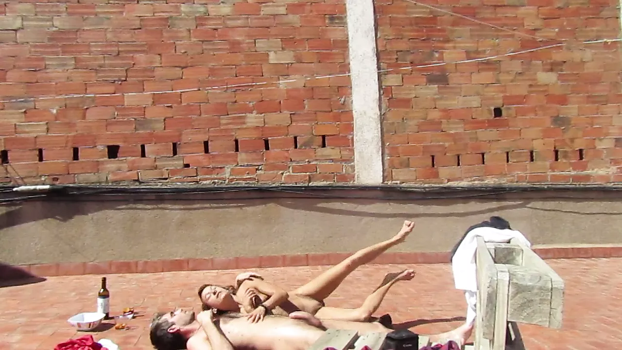 Amateurpaar neukt op het terras, seks buiten xHamster foto