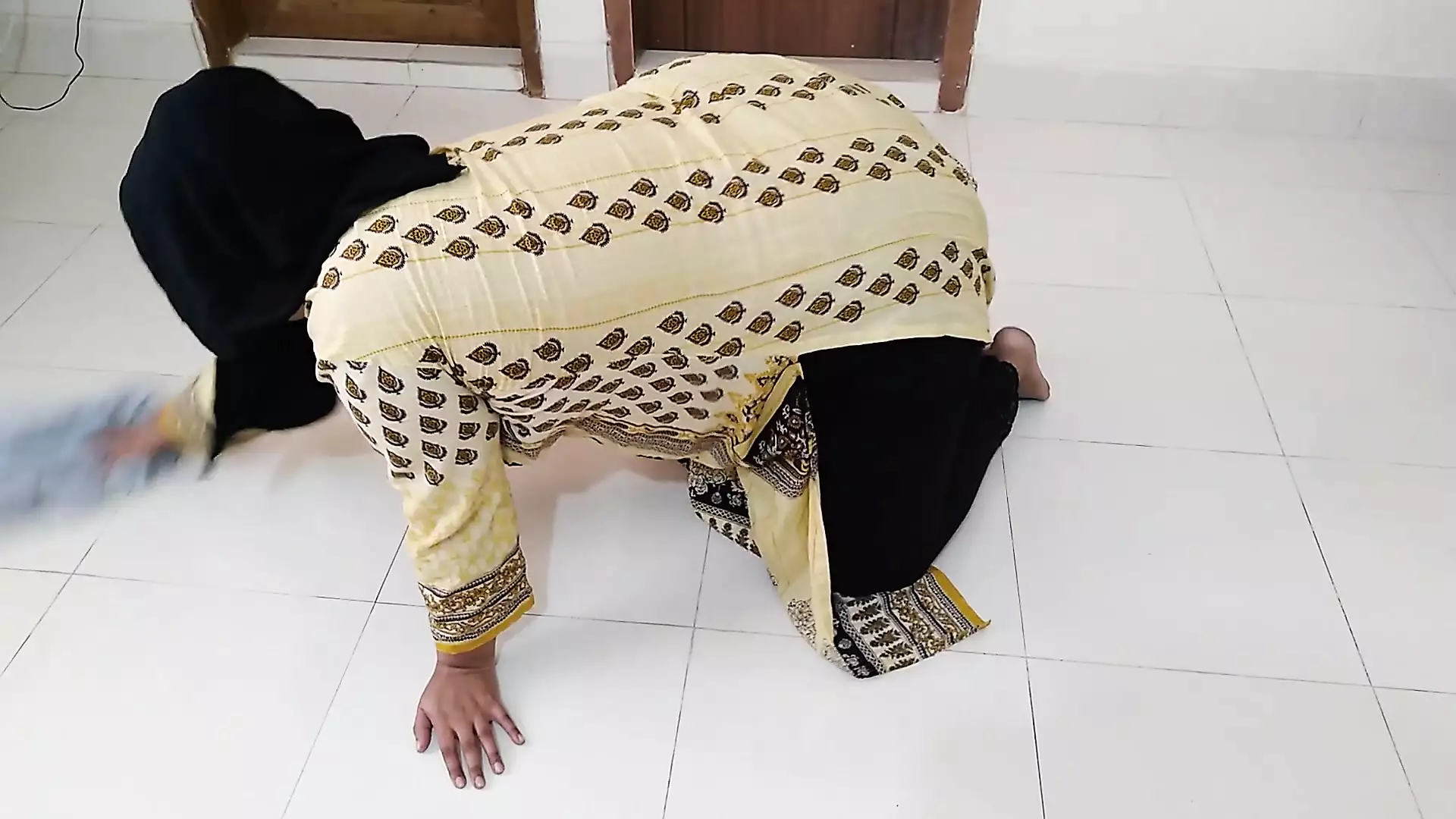 Video Sex Muslim Housework - Punjab Muslim Hot Aunty was Cleaning the House When Neighbor Boy Saw Her  and Fucked - Desi Sex | xHamster