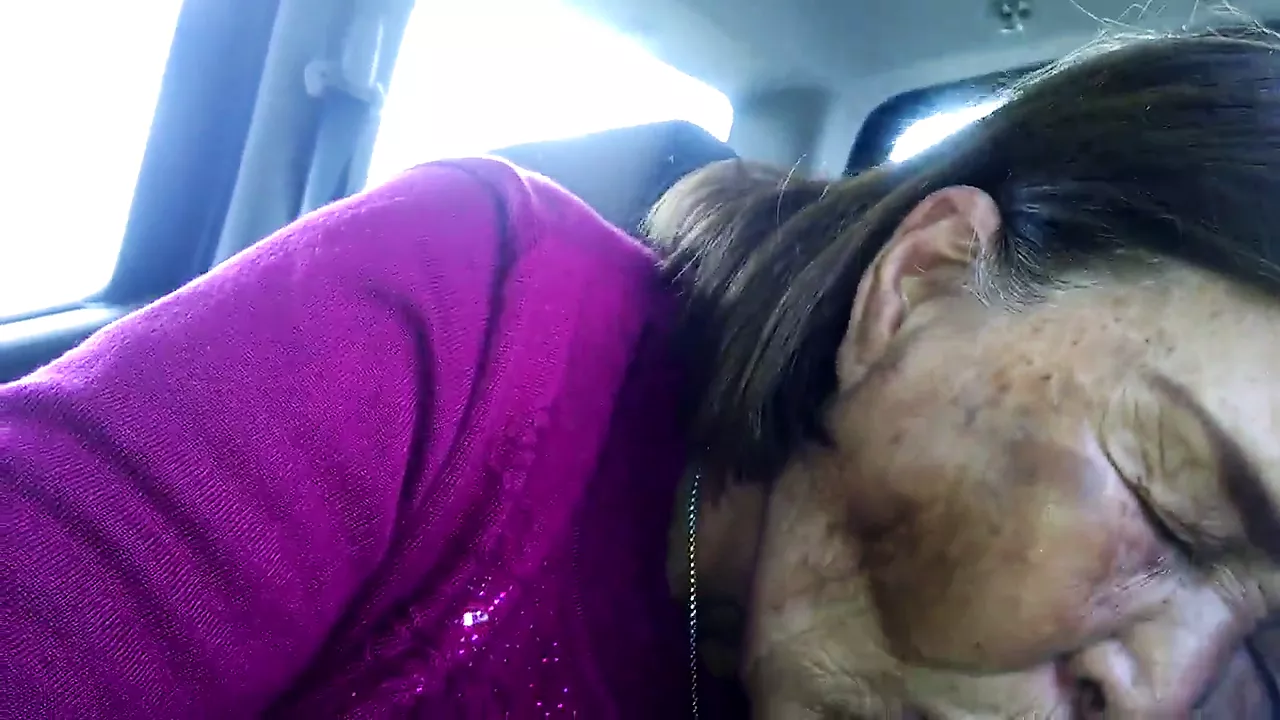 Vecchia donna asiatica coreana che succhia grande cazzo nero a secco in macchina