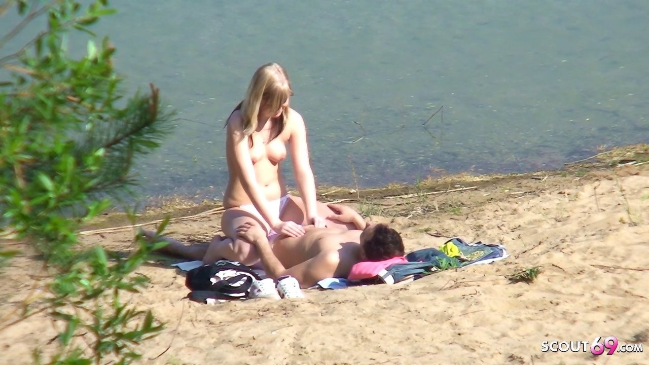 Echt tienerpaar op Duits strand, voyeur neukpartij met een vreemde xHamster