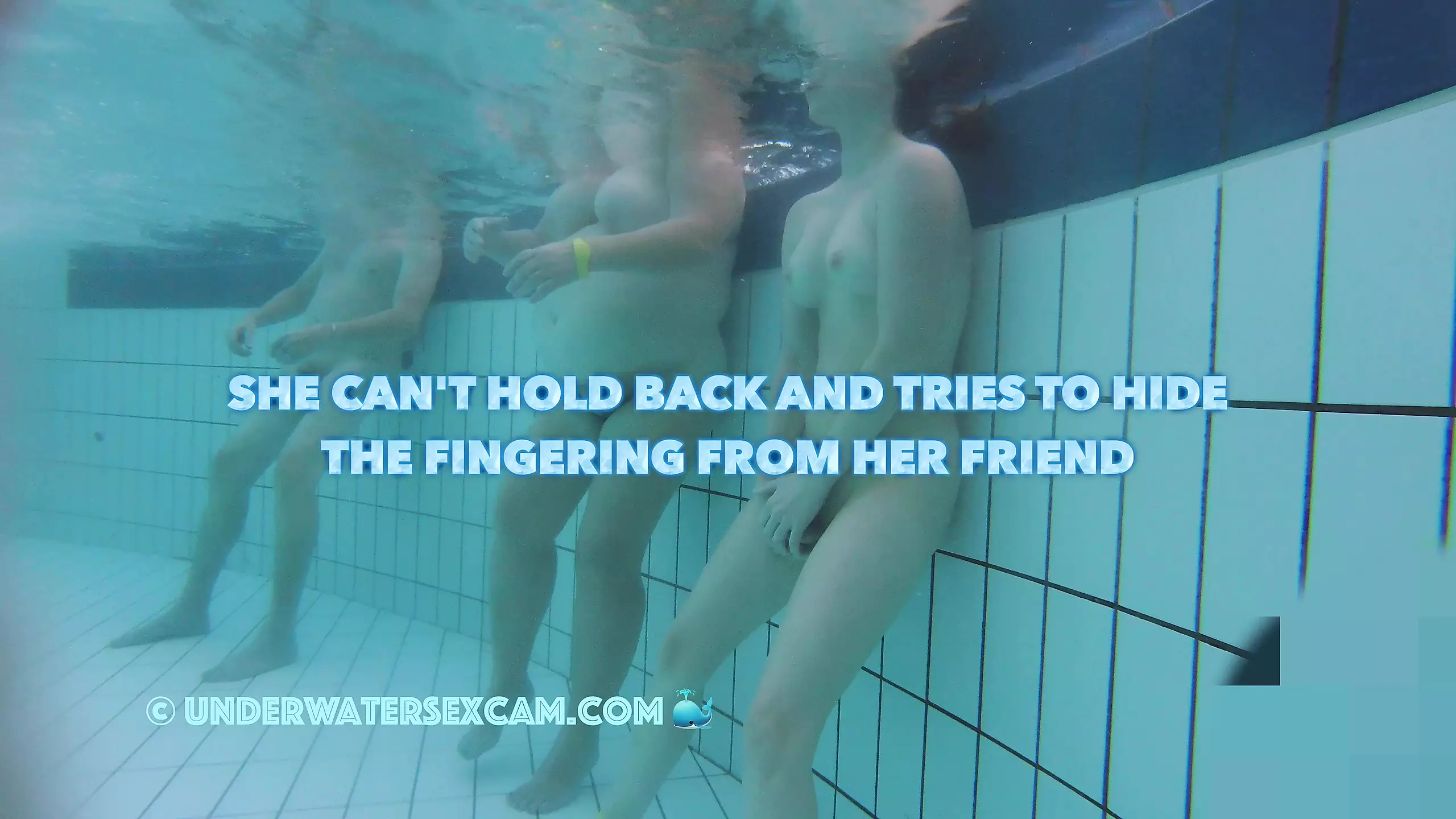 Une fille folle se masturbe dans une piscine publique et essaye de se cacher, mais je lai filmée
