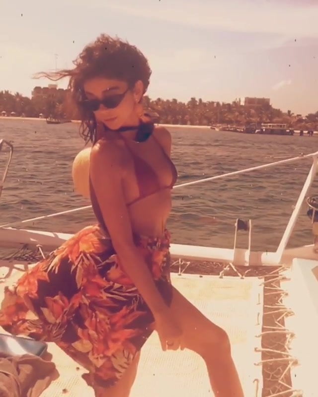 Sarah Hyland на лодке в сексуальном топе в бикини xHamster.