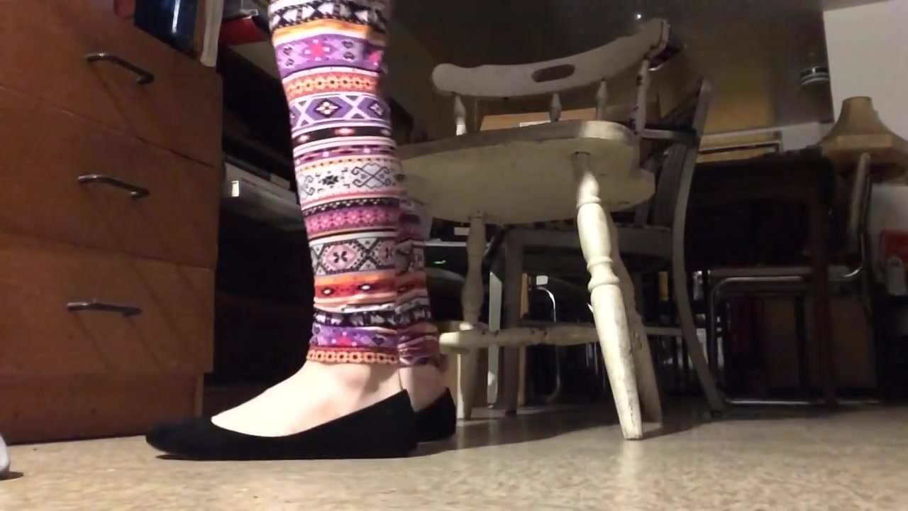 Shoeplay Toe cracking Ped socks & bare soles. 