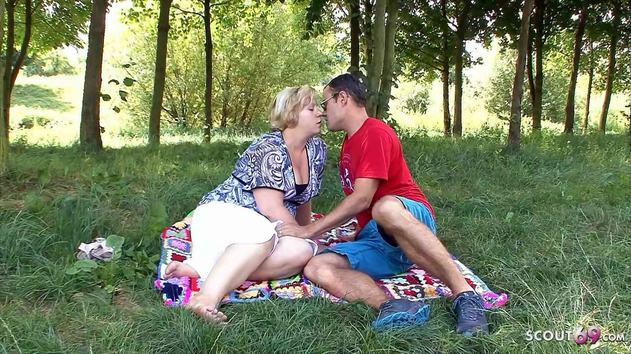 wife seduce boy in park
