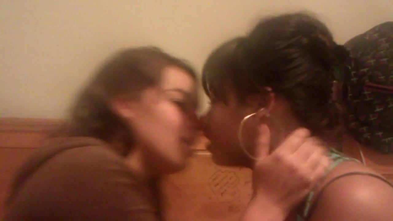 girls making out amateur