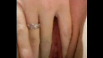 Дама показывает пизду и видно её обручальное кольцо