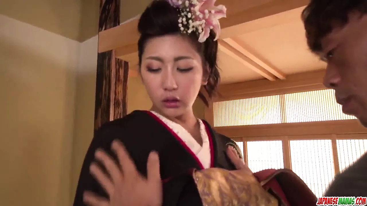 Milf takes down her kimono for a big dick photo