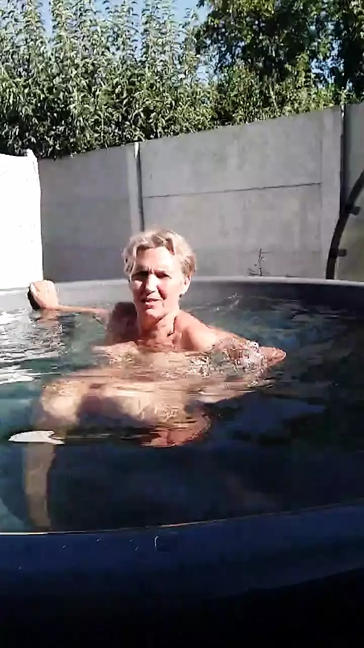Fare il bagno di una casalinga allegra lukerya in una mini piscina nuda sotto la luce del sole brillante xHamster