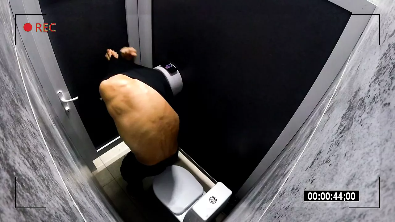 Kamera i en mäns offentliga toalett