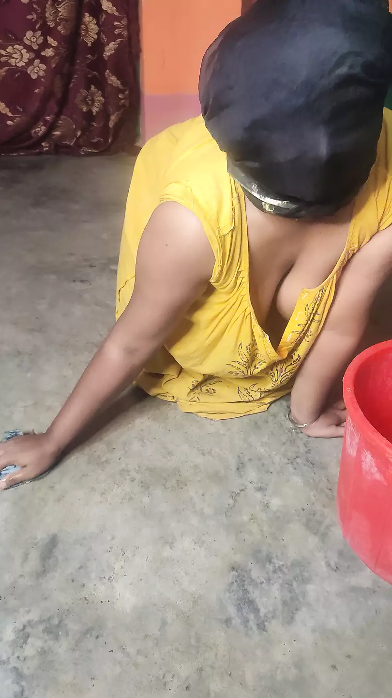 Home Cleaning Chubby Housewife Naked - Indian Made Sruti Clean Floor and Showing Her Full Naked Body | xHamster