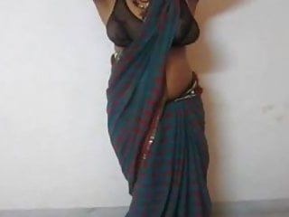 Exposed boob videos - Indian housewife expose her big boobs in saree