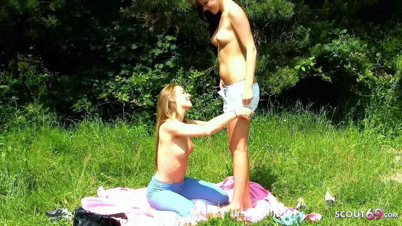 Schattige maagdelijke meisjes eerste keer lesbische seks buiten tijdens het zonnebaden xHamster