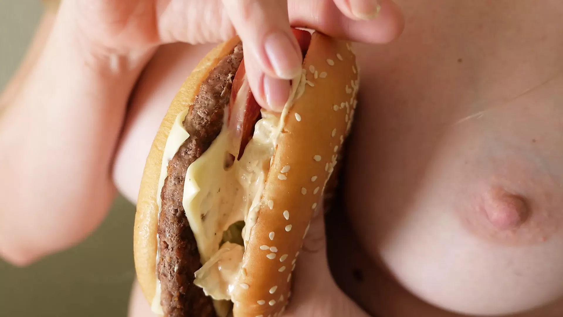 Порно видео киска гамбургер массаж