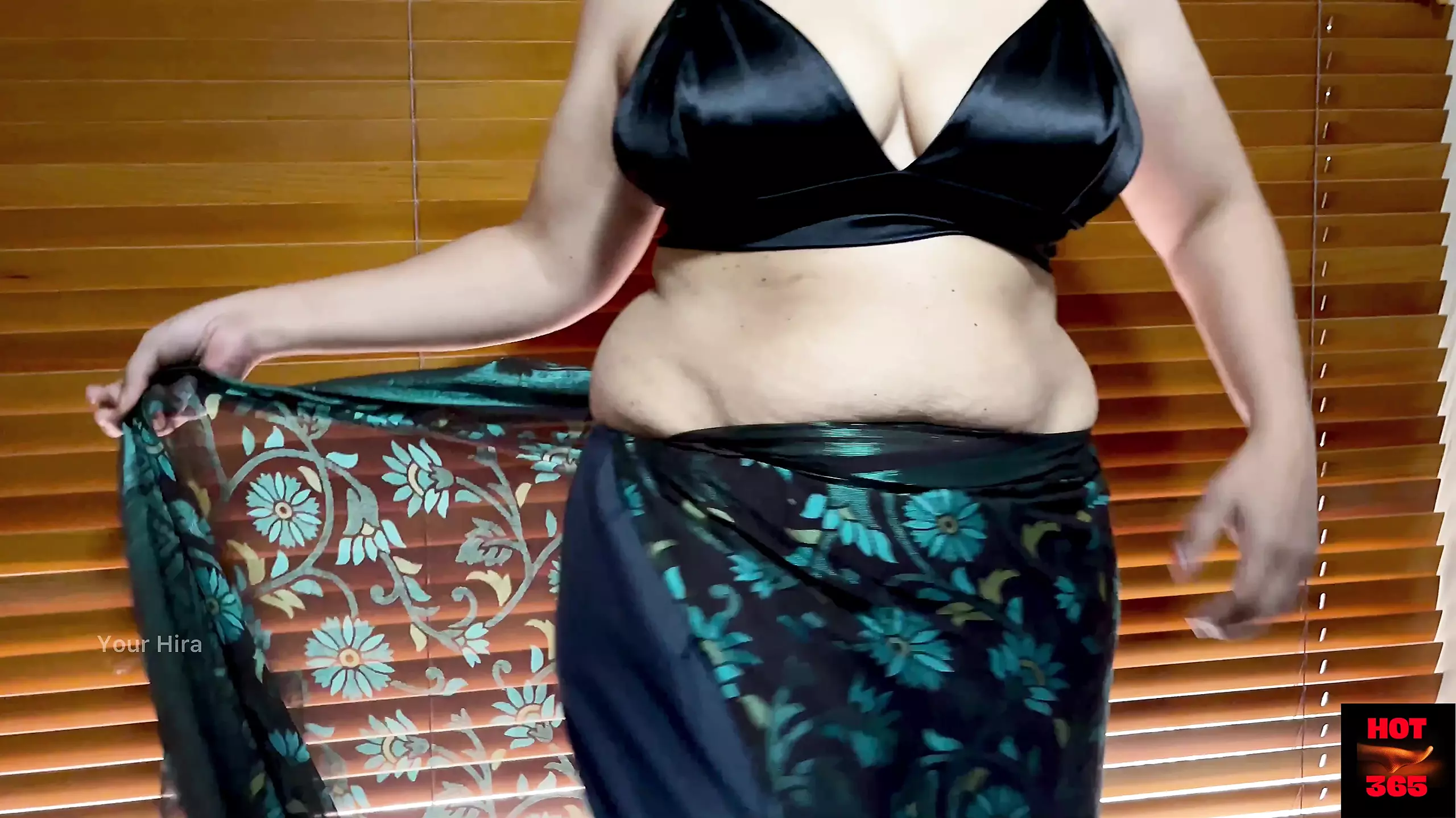 Hot Indian Wife In Sexy Saree And Sleeveless Blouse - Arousing And Erotic Porn Pic Hd