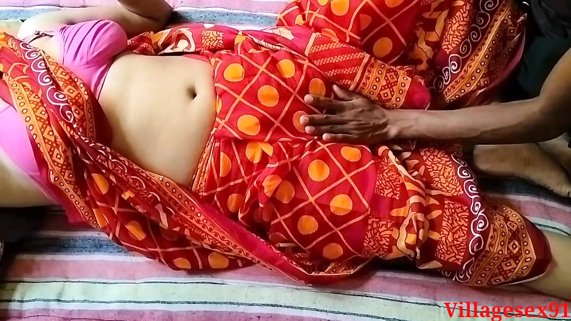 Röd saree som bär sonali bhabi har sex med lokal pojke (officiell video av villagesex91) xHamster