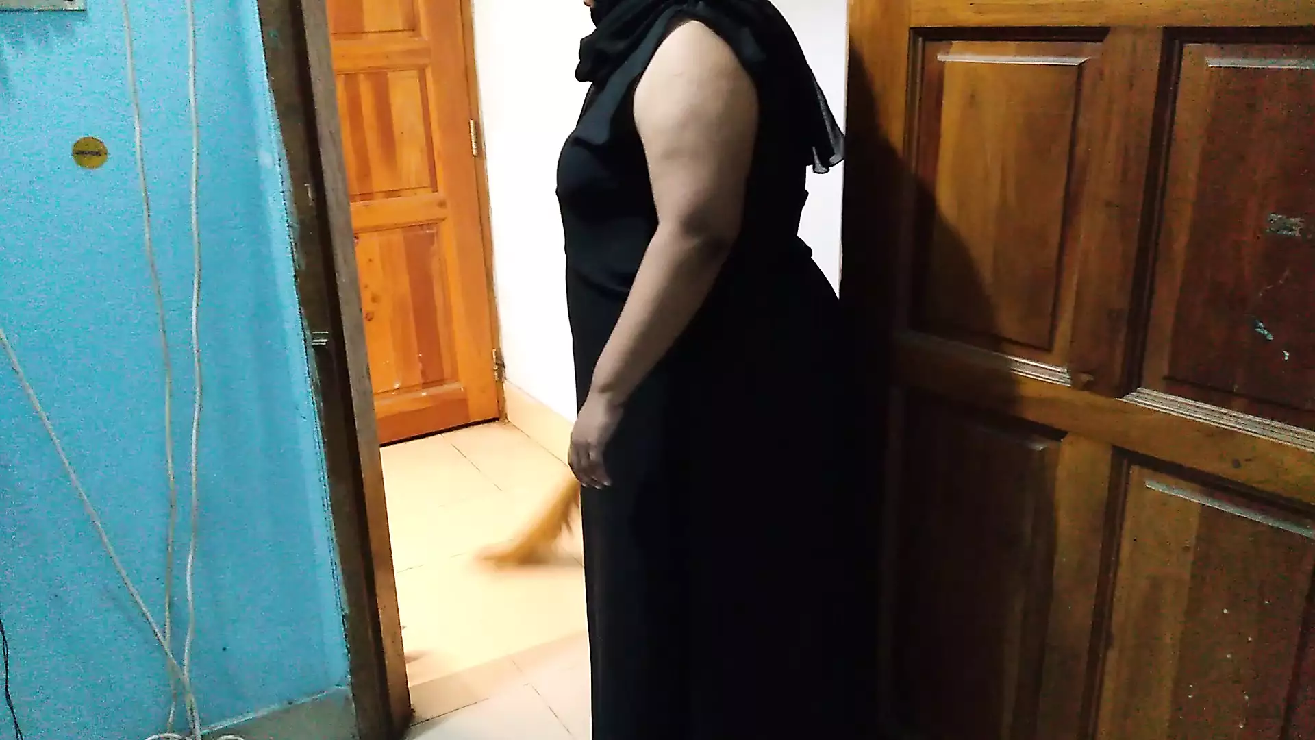Saudi Hot Aunty Is Sweeping The House When Neighbor Boy Who Saw Her Big Tits And Ass Gets Seduced photo image