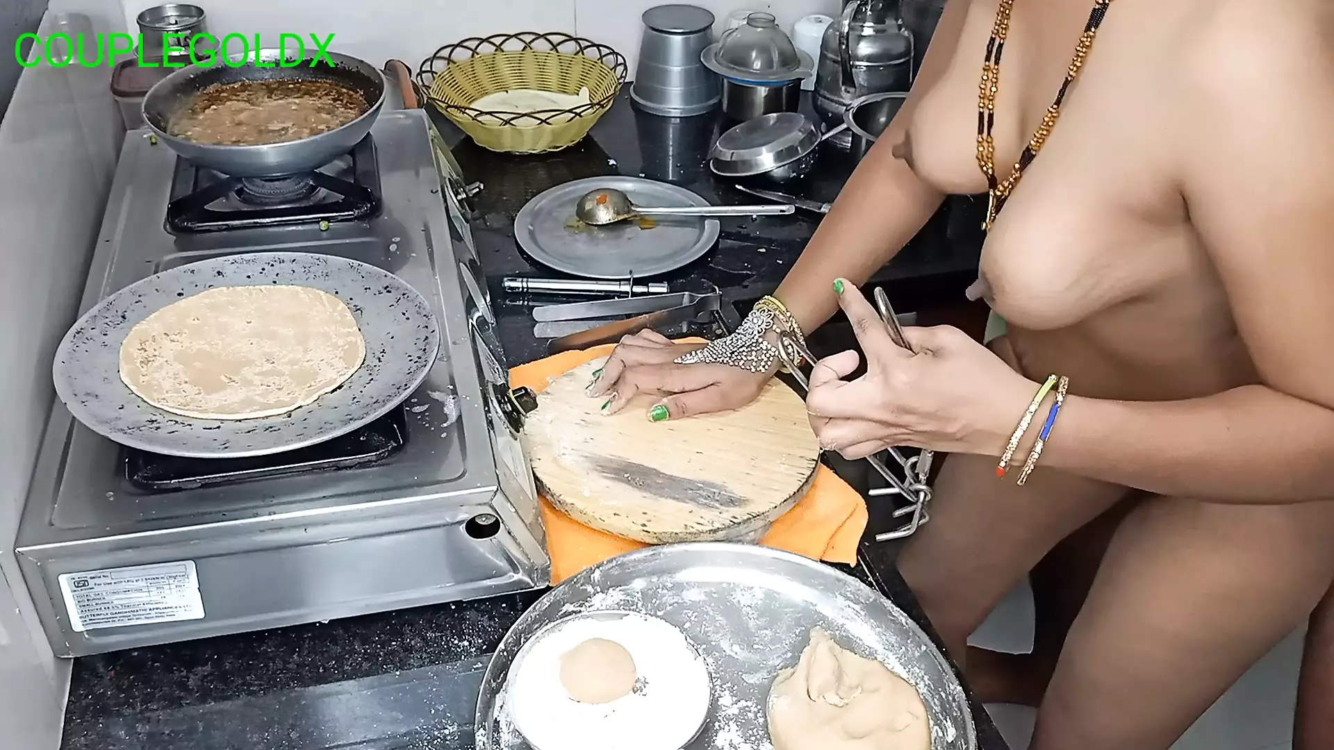 Roti Banate Samay Jor Se Dhakka Lagaya Ek Sath Do Kam | xHamster