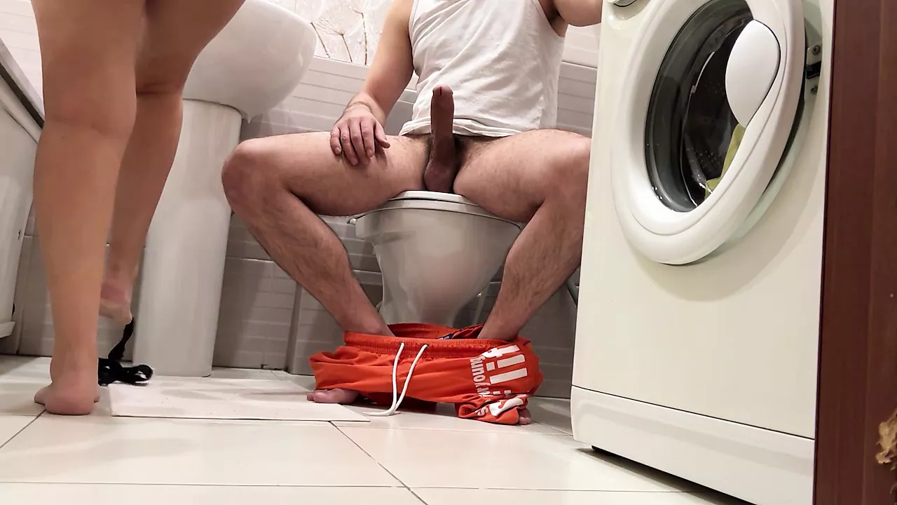 смотреть мастурбация в общественном туалете фото 66