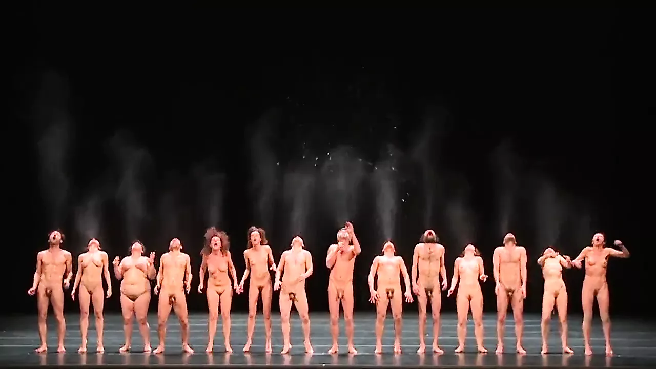 голые парни танцуют на сцене голыми фото 35