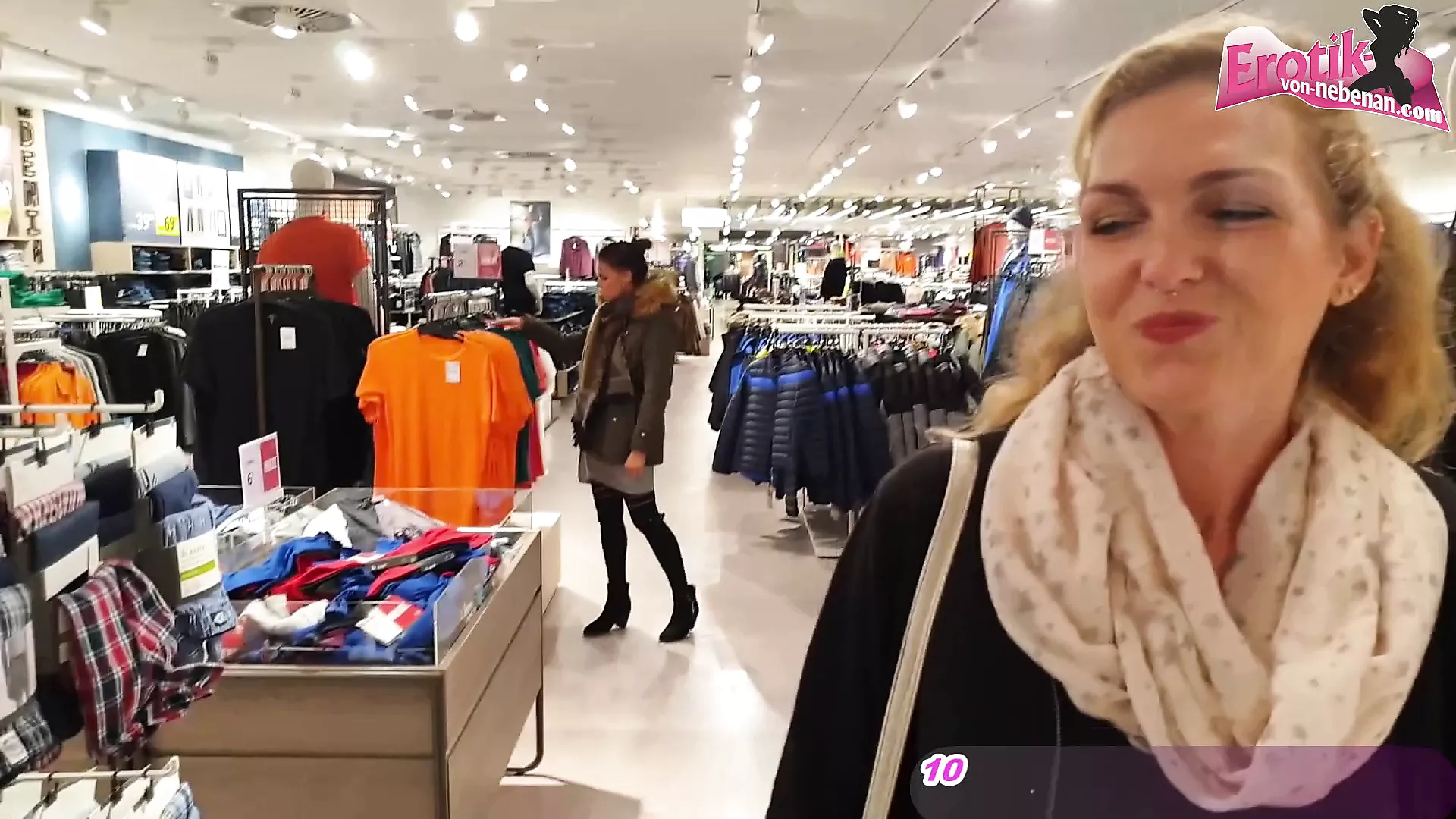 Threesome Cum Walk in Shopping Center after Changing Room xHamster Foto billede