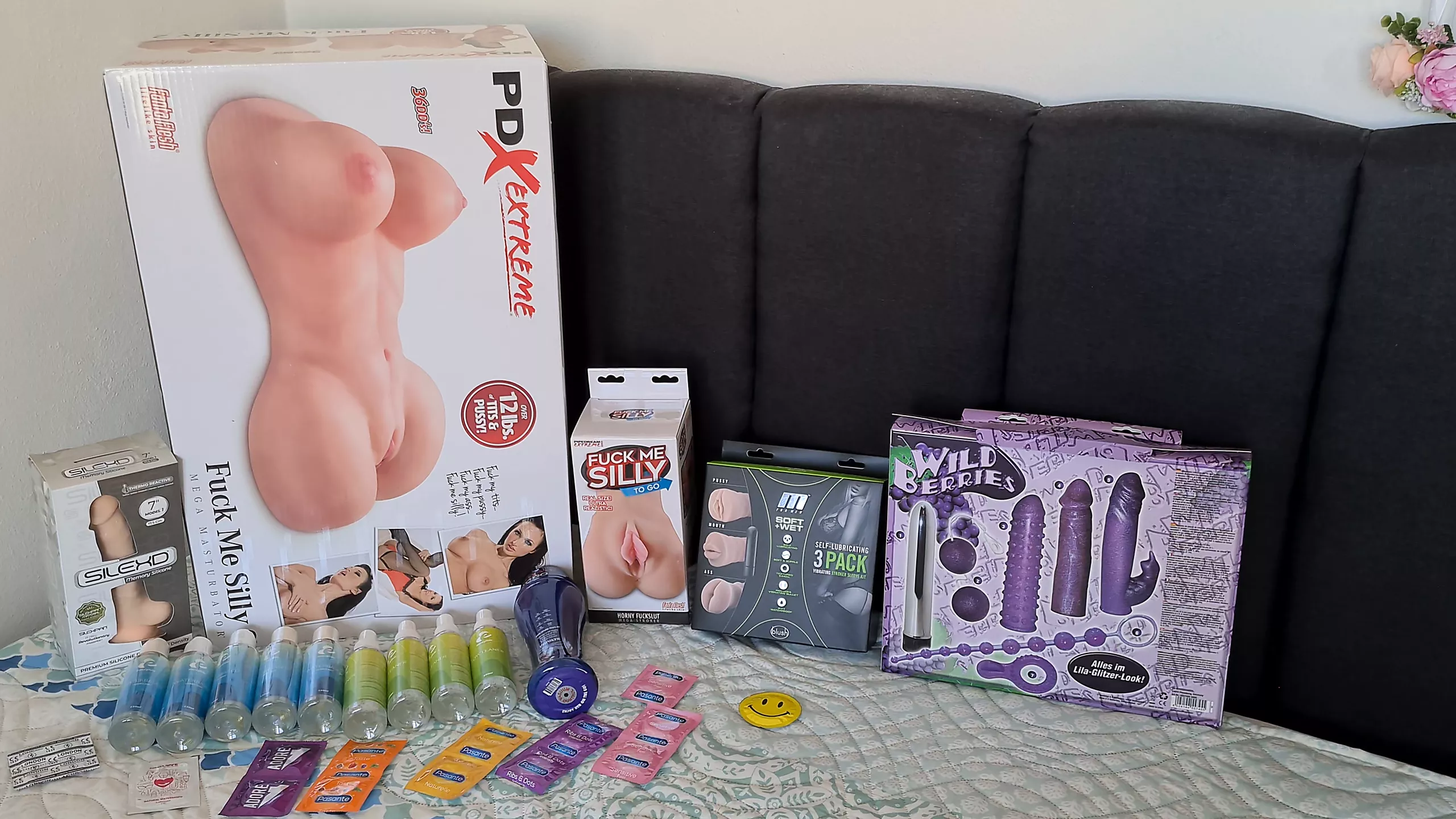 Minha esposa me comprou alguns brinquedos sexuais novos .. Fotos De Sexo Hd