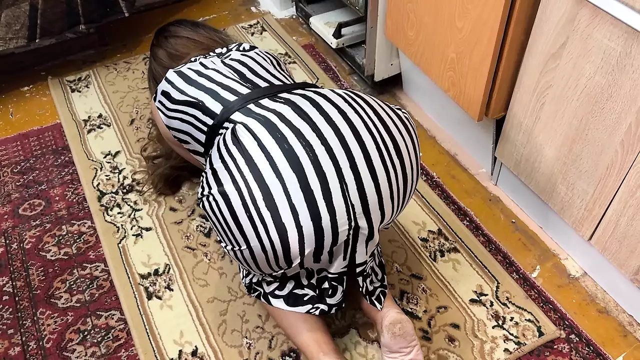 On the floor, a housewife is on her knees and feels a dick in her ass when she has anal