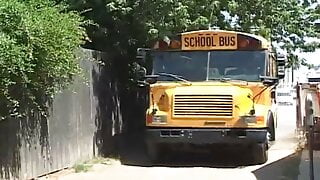 De bus naar school verandert in een plaats van zonde en een orgasme !!! -